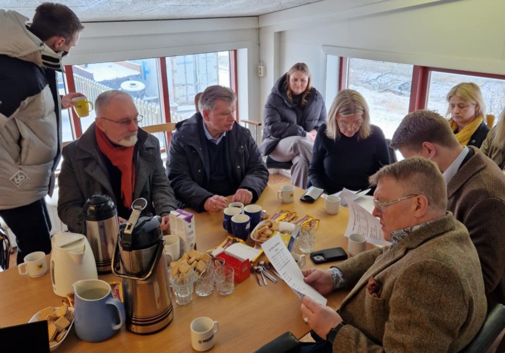 Þingflokkur Viðreisnar og starfsfólk í heimsókn hjá starfsstöð Vegagerðarinnar í Búðardal