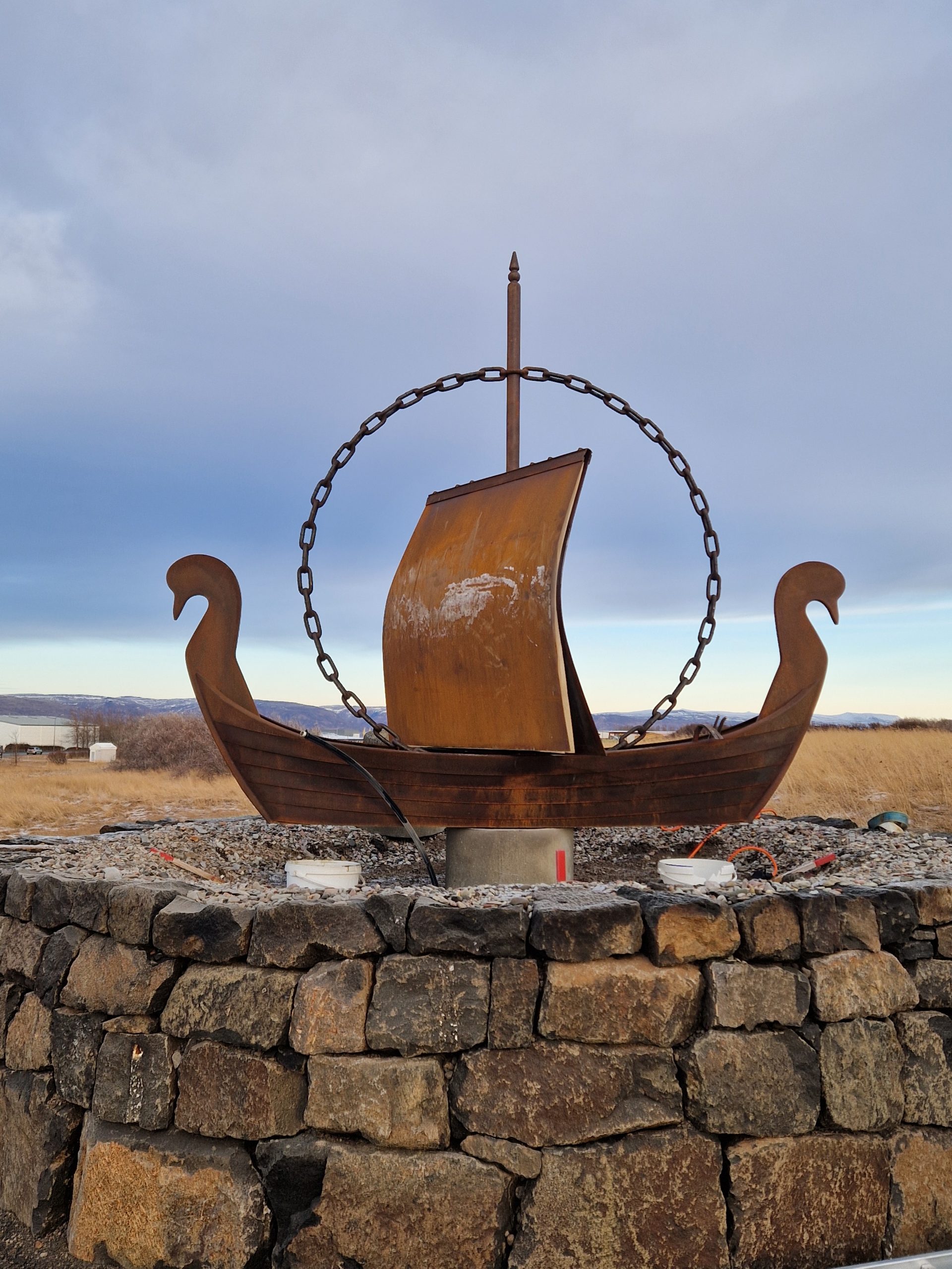 Aðalmynd fyrir “Aðkomutáknið komið á sinn stað”